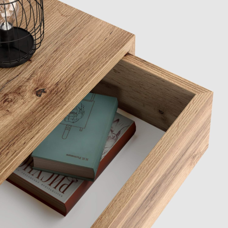 Mesas de madera con cajón abierto que contiene libros.